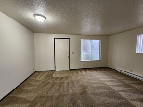 Fir Knoll Court Apartments in Salem, OR - Building Photo - Interior Photo