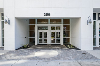 City 24 Condos in Miami, FL - Foto de edificio - Building Photo