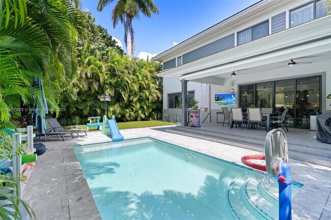 5960 SW 41st St in Miami, FL - Building Photo - Building Photo