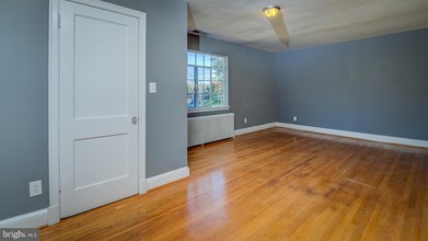 2329 Fairlawn Ave SE-Unit -1 in Washington, DC - Foto de edificio - Building Photo