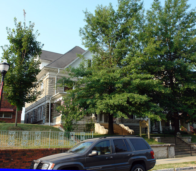 Walnut Manor in Springfield, MO - Foto de edificio - Building Photo