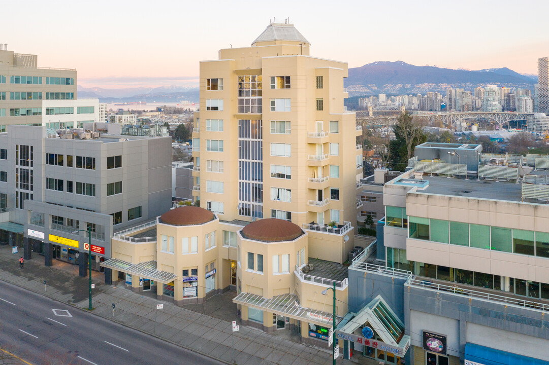 Pointe La Belle in Vancouver, BC - Building Photo