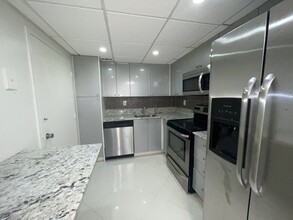 5838 Collins Ave, Unit 3D in Miami Beach, FL - Building Photo - Building Photo