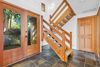 4820 91st Ave SE in Mercer Island, WA - Building Photo - Building Photo