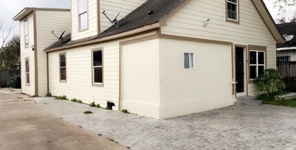 911 Wooding St in Houston, TX - Foto de edificio - Building Photo