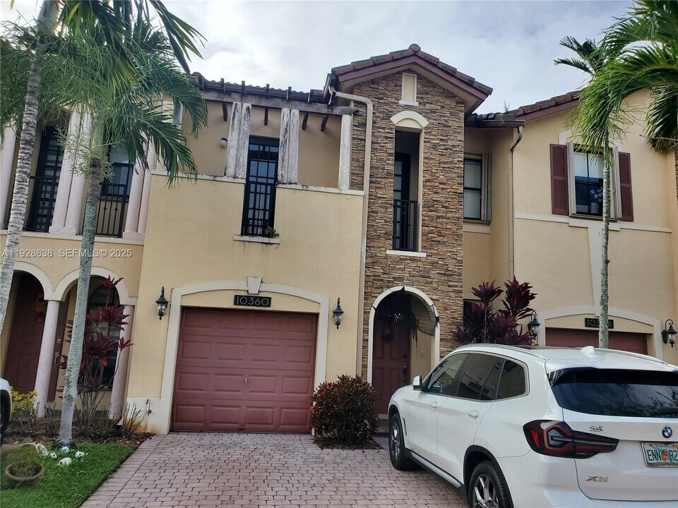 10360 NW 31st Terrace in Doral, FL - Building Photo