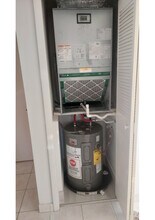 357 Lakeview Dr, Unit 201 in Weston, FL - Building Photo - Building Photo