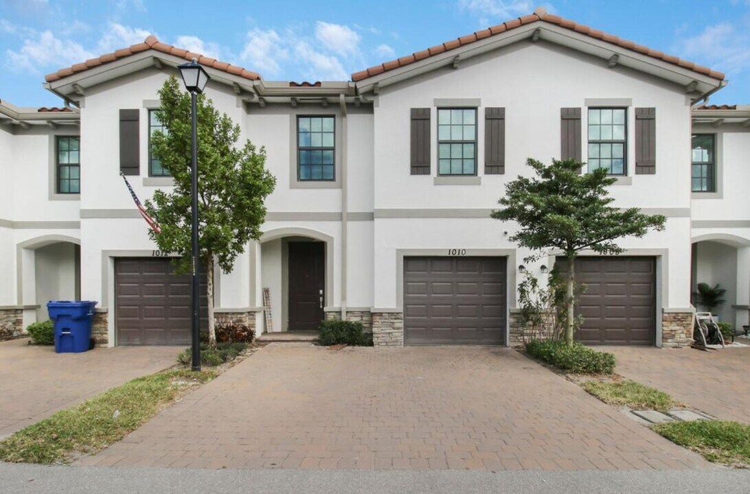 1010 Willow Pl in Riviera Beach, FL - Building Photo