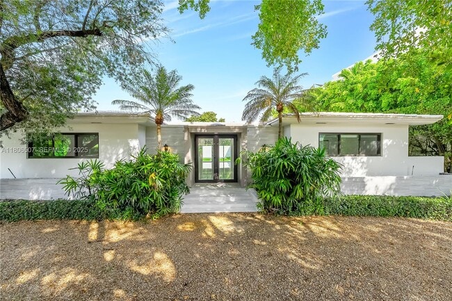 property at 112 E 1st Ct