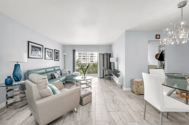 2731 NE 14th Street Cswy in Pompano Beach, FL - Foto de edificio - Building Photo