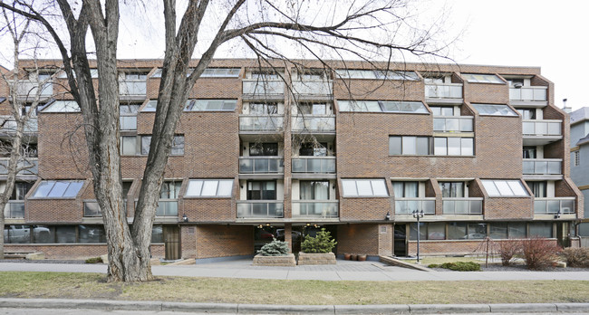 824 Royal Ave SW in Calgary, AB - Building Photo - Building Photo