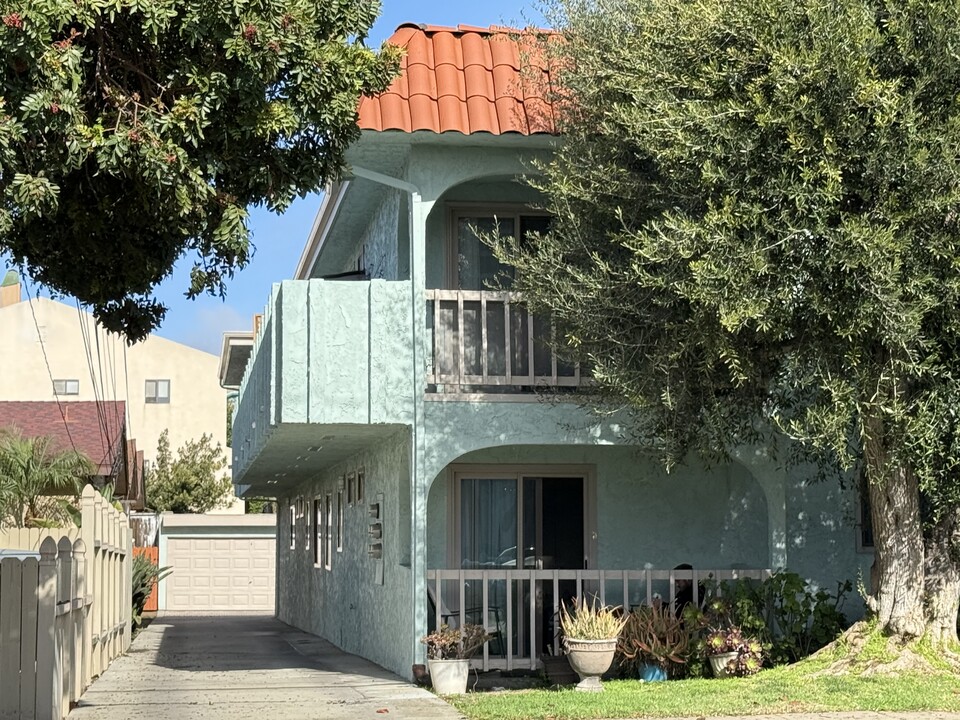 718 N Guadalupe Ave, Unit 3 in Redondo Beach, CA - Building Photo