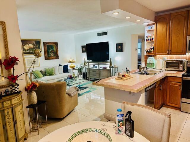 1150 NW 30th Ct, Unit 203 in Wilton Manors, FL - Building Photo - Building Photo