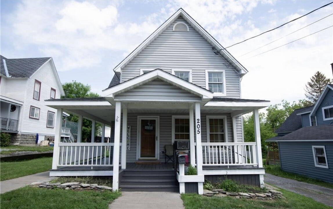 205 S James St in Carthage, NY - Building Photo