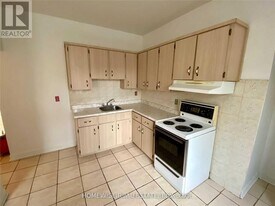 1582 Queen St W in Toronto, ON - Building Photo