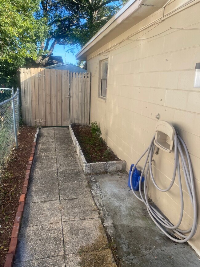 6115 7th Ave in New Port Richey, FL - Building Photo - Building Photo