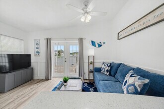 711 E Gulf Blvd in Indian Rocks Beach, FL - Foto de edificio - Building Photo