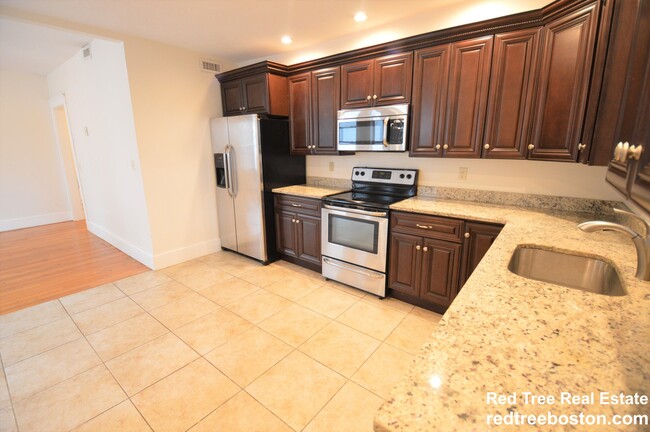 94 Montebello Rd, Unit 3 in Boston, MA - Foto de edificio - Building Photo