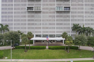 Waterview Towers in West Palm Beach, FL - Building Photo - Building Photo