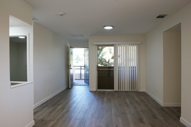 2875 N Los Felices Rd in Palm Springs, CA - Building Photo - Building Photo