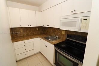 499 NW 42nd St in Oakland Park, FL - Building Photo - Building Photo
