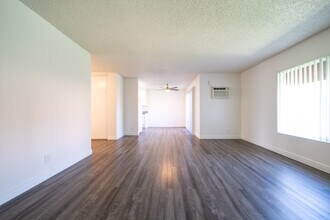 1440 Oak Dr, Unit F08 in Vista, CA - Building Photo - Building Photo