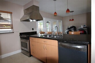 6713 Kingsmoor Way in Hialeah, FL - Building Photo - Building Photo