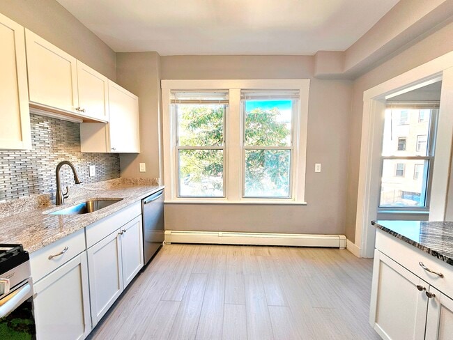 141 Sutherland Rd, Unit 2 in Boston, MA - Building Photo - Building Photo