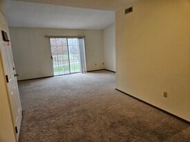 208 Huckleberry Heights Dr, Unit 208 in Hannibal, MO - Building Photo