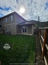 141 Rivers Edge Ct in Gold Hill, OR - Building Photo - Building Photo