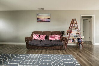 1905 Waterford Rd in Sacramento, CA - Building Photo - Building Photo