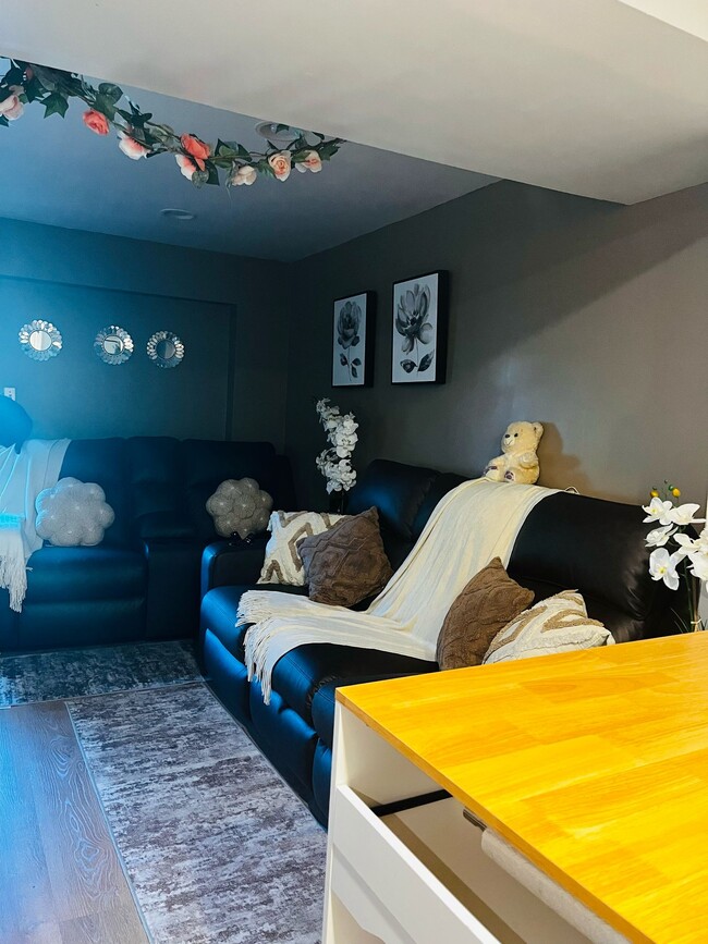 17 Patricia Rd, Unit 2 BEDROOM APARTMENT in East Patchogue, NY - Foto de edificio - Building Photo