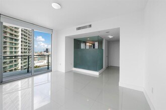 92 SW 3rd St, Unit 2110 in Miami, FL - Building Photo - Building Photo