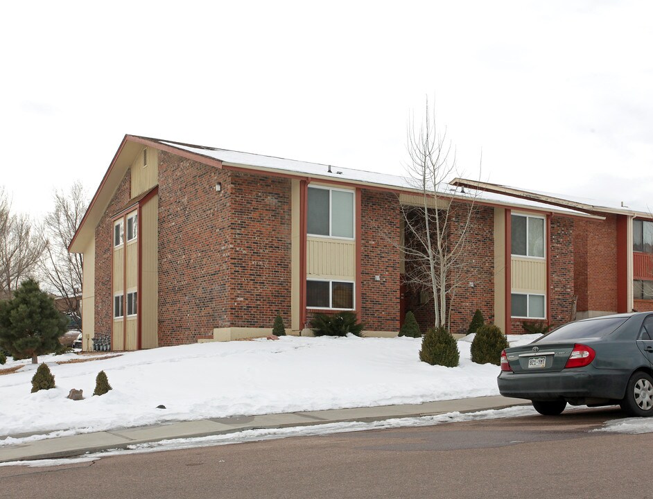 1055 Holli Springs Blvd in Colorado Springs, CO - Foto de edificio