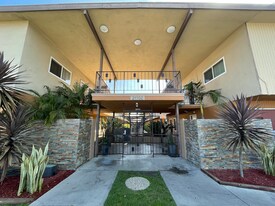 21100 Pioneer Blvd, Unit 21 in Lakewood, CA - Building Photo