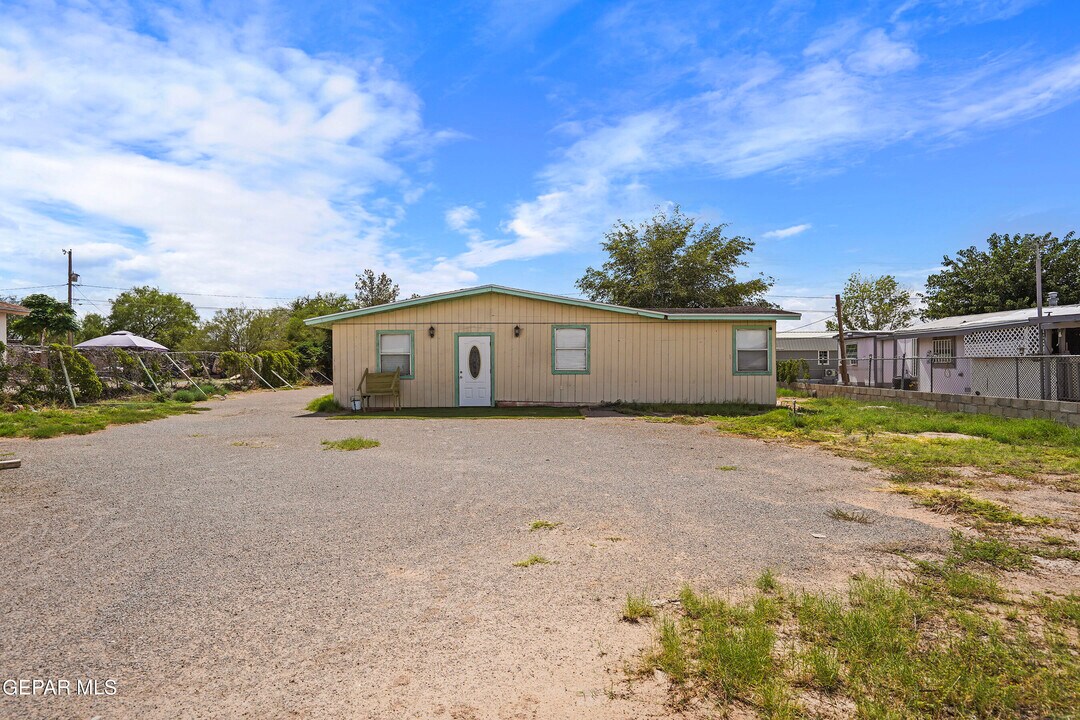 3879 John Christopher Dr in El Paso, TX - Building Photo