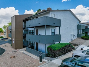 Canoan Village in Albuquerque, NM - Foto de edificio - Building Photo
