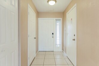 8984 NW 38th Dr in Coral Springs, FL - Foto de edificio - Building Photo