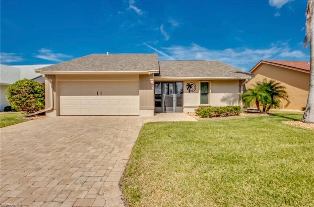 11115 Caravel Cir in Ft. Myers, FL - Building Photo