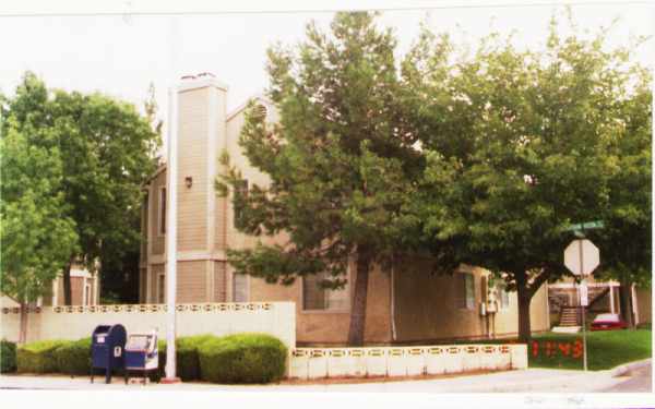 Village At Karen in Las Vegas, NV - Foto de edificio - Building Photo