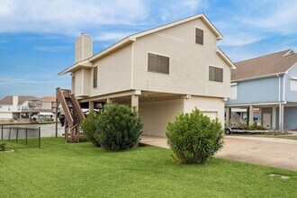321 Admiral Cir in Tiki Island, TX - Building Photo - Building Photo