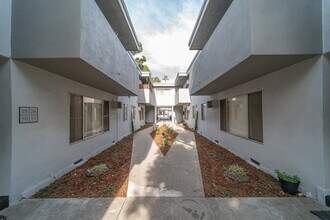11935 Kling St in Valley Village, CA - Foto de edificio - Building Photo