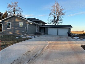 36 Northshore Dr in North Sioux City, SD - Building Photo