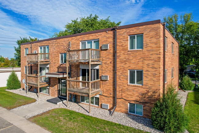 Southern Manor Apartments in Grand Forks, ND - Building Photo - Building Photo