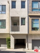 2111 N Cahuenga Blvd in Los Angeles, CA - Foto de edificio - Building Photo