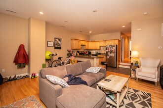 244 Market St, Unit A in Boston, MA - Foto de edificio - Building Photo