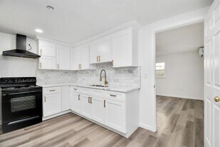 1802 E Martha Ln in Pasadena, TX - Building Photo