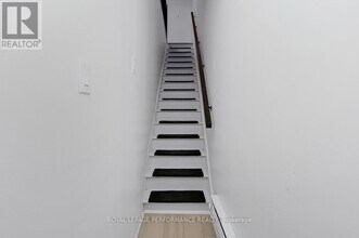 9 Larch St in Ottawa, ON - Building Photo - Building Photo