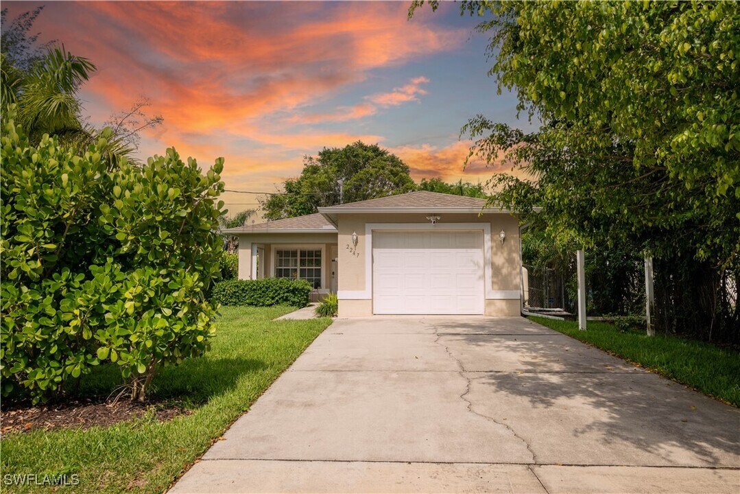 2247 Pineland St in Naples, FL - Building Photo