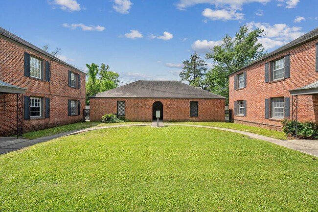 4238 Perkins Rd in Baton Rouge, LA - Foto de edificio - Building Photo